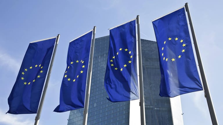 Europäische Flaggen vor der Zentralbank in Frankfurt am Main: Die Zustimmung zur EU ist unter den Deutschen groß.