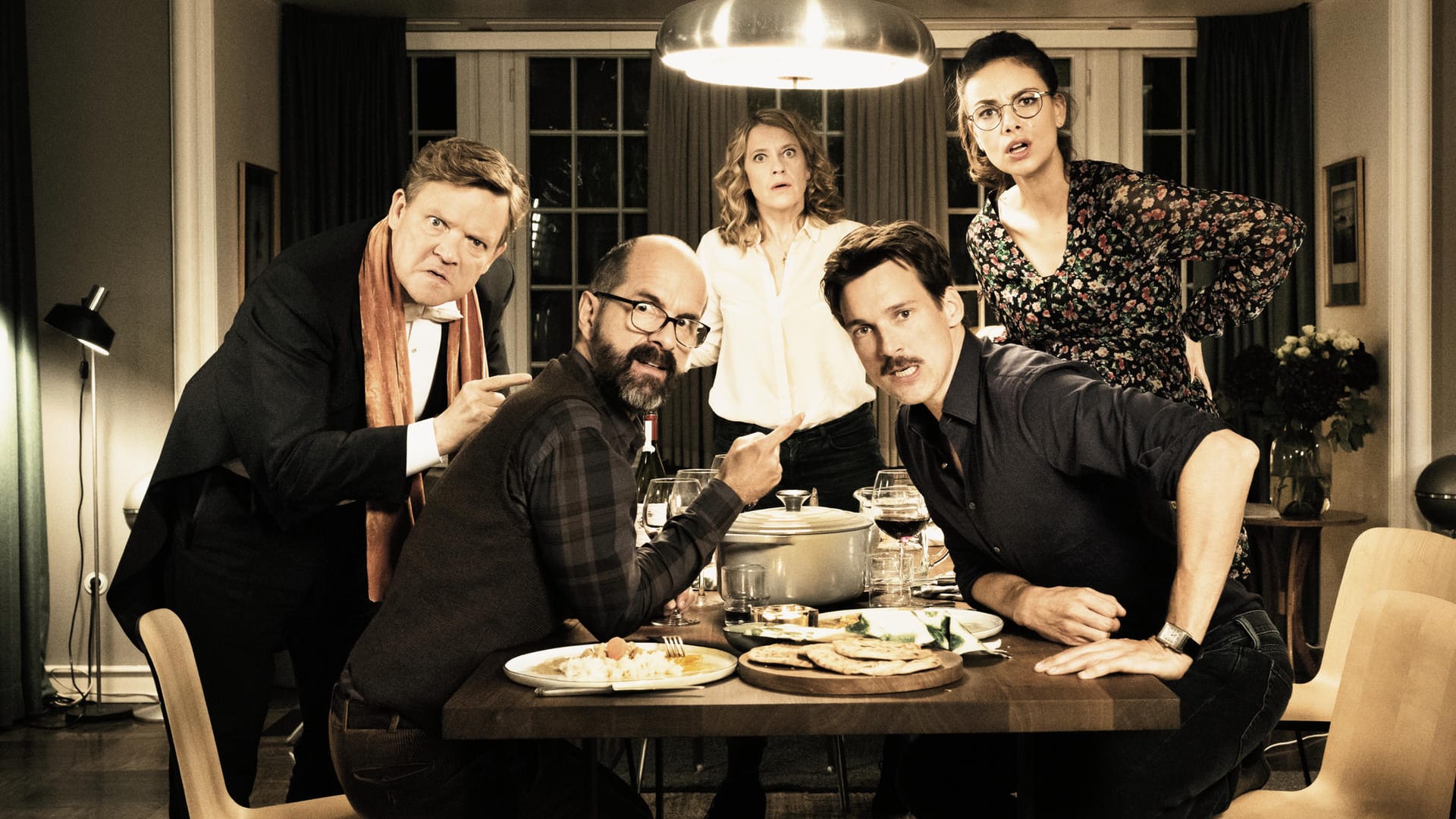 Ein Abendessen läuft aus dem Ruder: René (Justus von Dohnányi), Stephan (Christoph Maria Herbst), Elisabeth (Caroline Peters), Thomas (Florian David Fitz) und Anna (Janina Uhse).