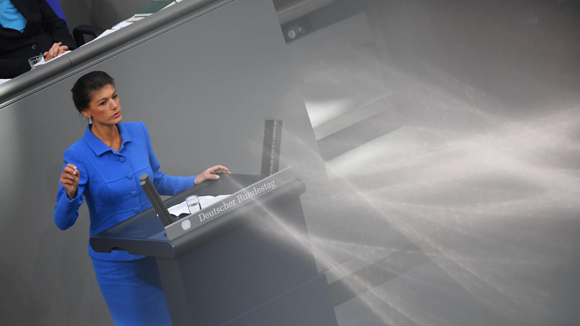 Sahra Wagenknecht: Lame Duck Angela Merkel.