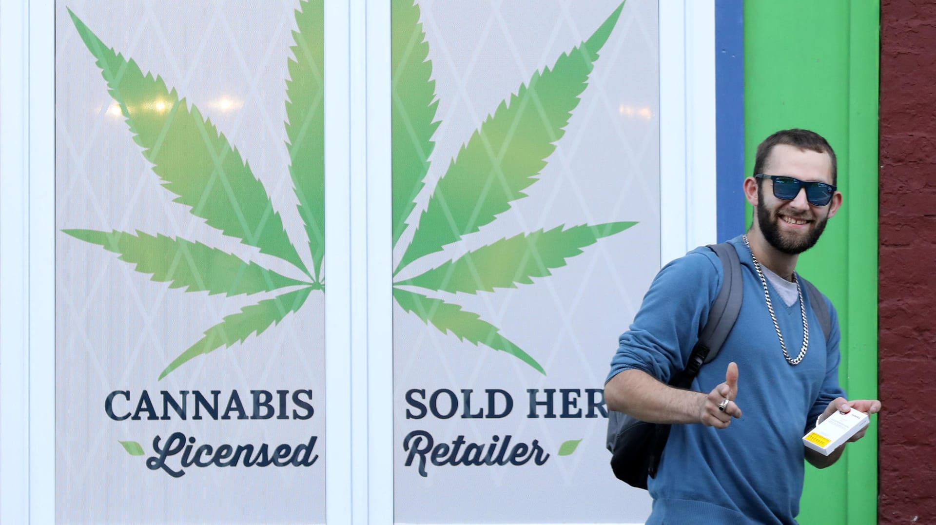 Ein Kunde nach dem legalen Kauf von Marihuana: Die Legalisierung von Cannabis soll den kriminellen Rauschgifthandel eindämmen. Ein Kunde nach dem legalen Kauf von Marihuana: Die Legalisierung von Cannabis soll den kriminellen Rauschgifthandel eindämmen.