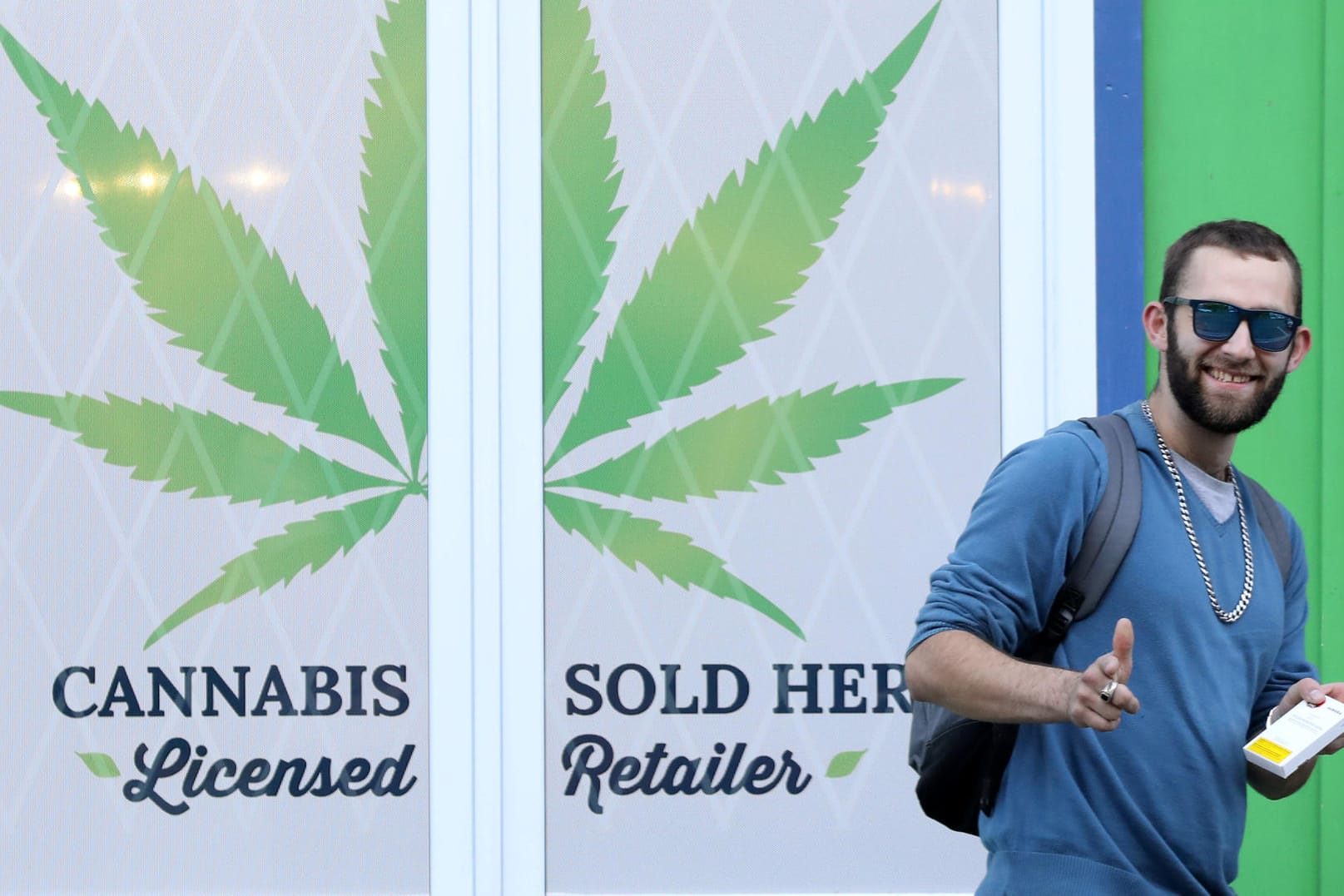 Ein Kunde nach dem legalen Kauf von Marihuana: Die Legalisierung von Cannabis soll den kriminellen Rauschgifthandel eindämmen.