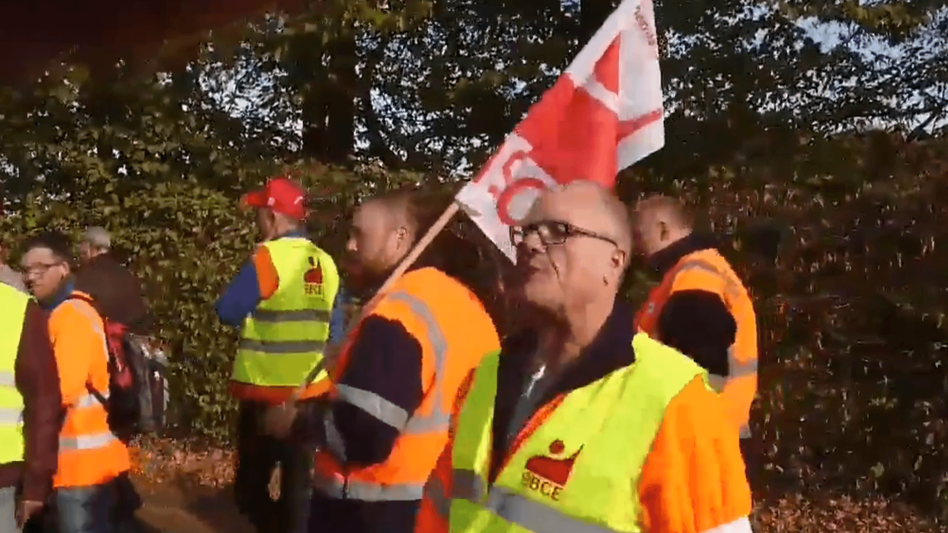 Vor dem Privathaus eines Kohlekommissions-Mitglieds: Mitglieder von IGBCE mit dem Betriebsratsvorsitzenden Walter Butterweck.