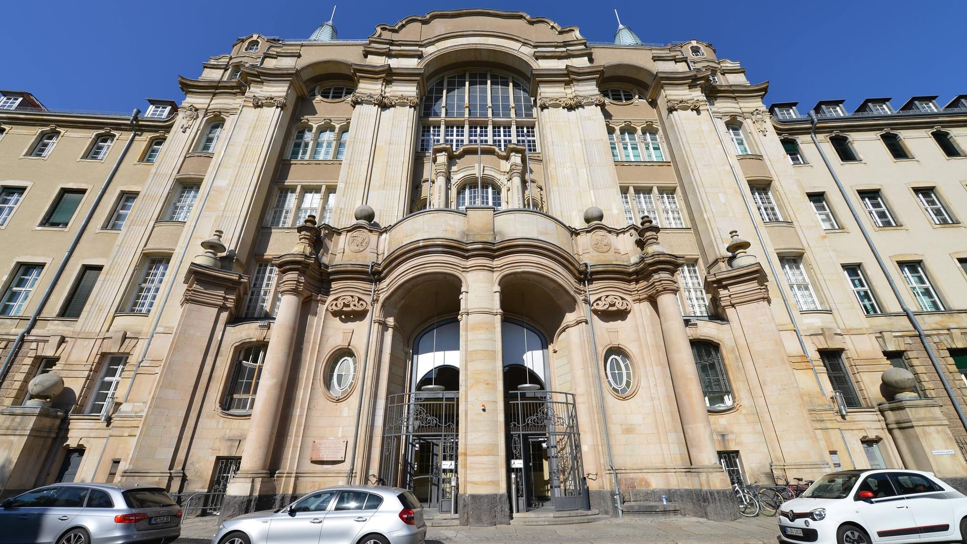 Landgericht Berlin: Die Staatsanwaltschaft hat zahlreiche Anklagepunkte gegen den 27-Jährigen erhoben. Landgericht Berlin: Die Staatsanwaltschaft hat zahlreiche Anklagepunkte gegen den 27-Jährigen erhoben.