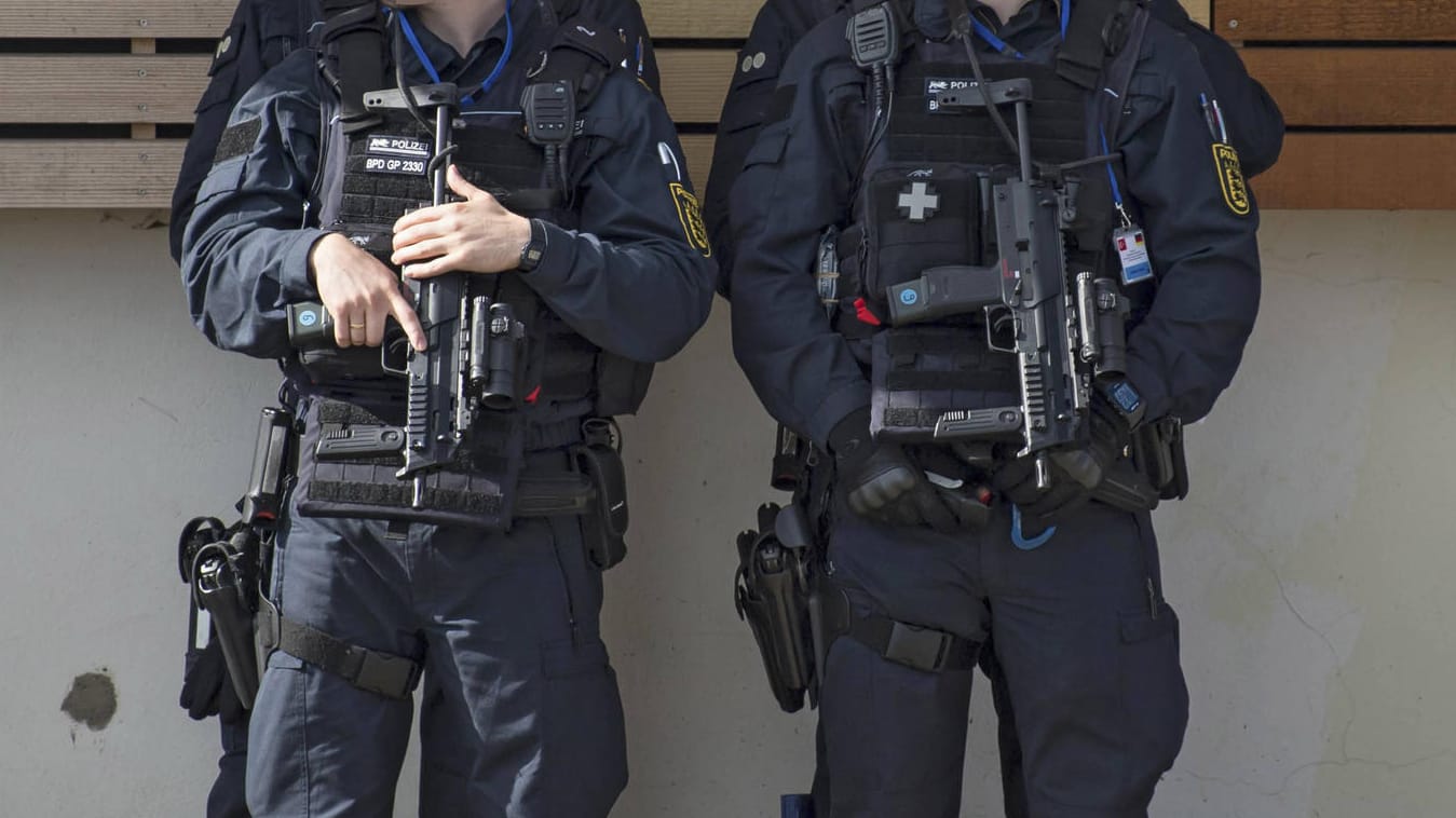 Polizisten am Flughafen Tegel in Berlin: IS-Extremisten hatten offenbar einen Anschlag in Deutschland geplant. Polizisten am Flughafen Tegel in Berlin: IS-Extremisten hatten offenbar einen Anschlag in Deutschland geplant.