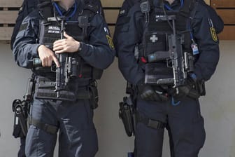 Polizisten am Flughafen Tegel in Berlin: IS-Extremisten hatten offenbar einen Anschlag in Deutschland geplant.