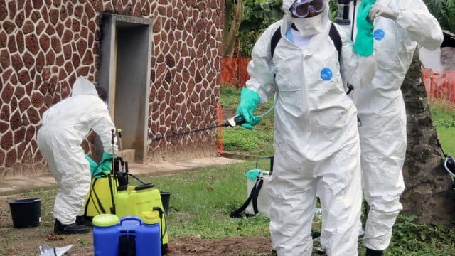 Mitarbeiter des Gesundheitsamtes desinfizieren ein Krankenhaus in Mbandaka im Kongo. Mitarbeiter des Gesundheitsamtes desinfizieren ein Krankenhaus in Mbandaka im Kongo.