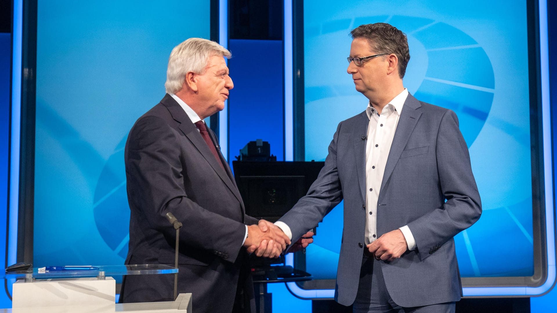 Handschlag vor dem TV-Duell: Volker Bouffier (CDU) und Thorsten Schäfer-Gümbel (SPD) im Studio des im Hessischen Rundfunks.