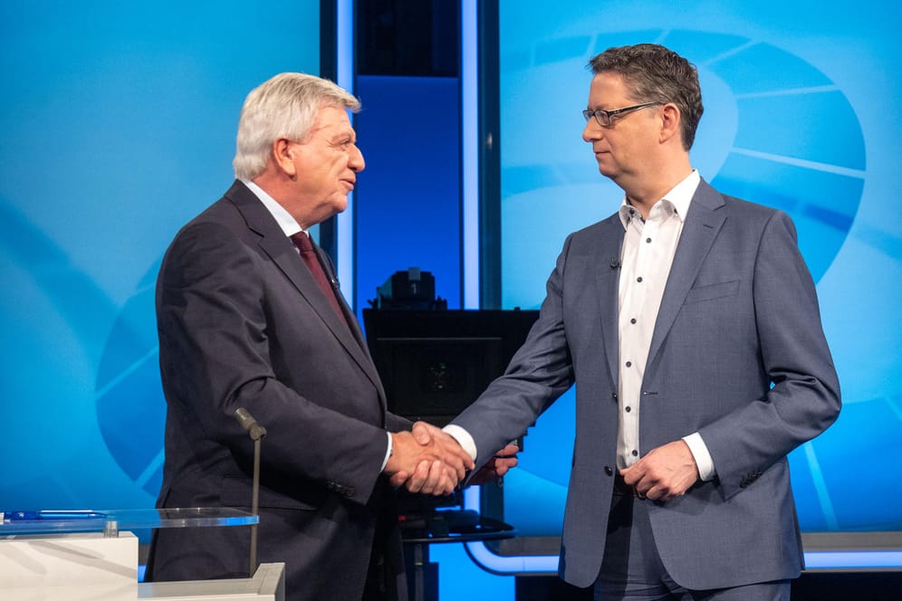 Handschlag vor dem TV-Duell: Volker Bouffier (CDU) und Thorsten Schäfer-Gümbel (SPD) im Studio des im Hessischen Rundfunks.