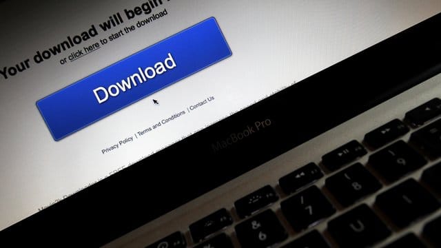 Im Fall vor dem EuGH hatte ein Verlag gegen einen Mann geklagt, über dessen Anschluss ein Hörbuch anderen Internetnutzern über eine Tauschbörse zum Herunterladen angeboten worden sei. Im Fall vor dem EuGH hatte ein Verlag gegen einen Mann geklagt, über dessen Anschluss ein Hörbuch anderen Internetnutzern über eine Tauschbörse zum Herunterladen angeboten worden sei.
