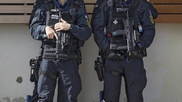 Bewaffnete Polizisten.
