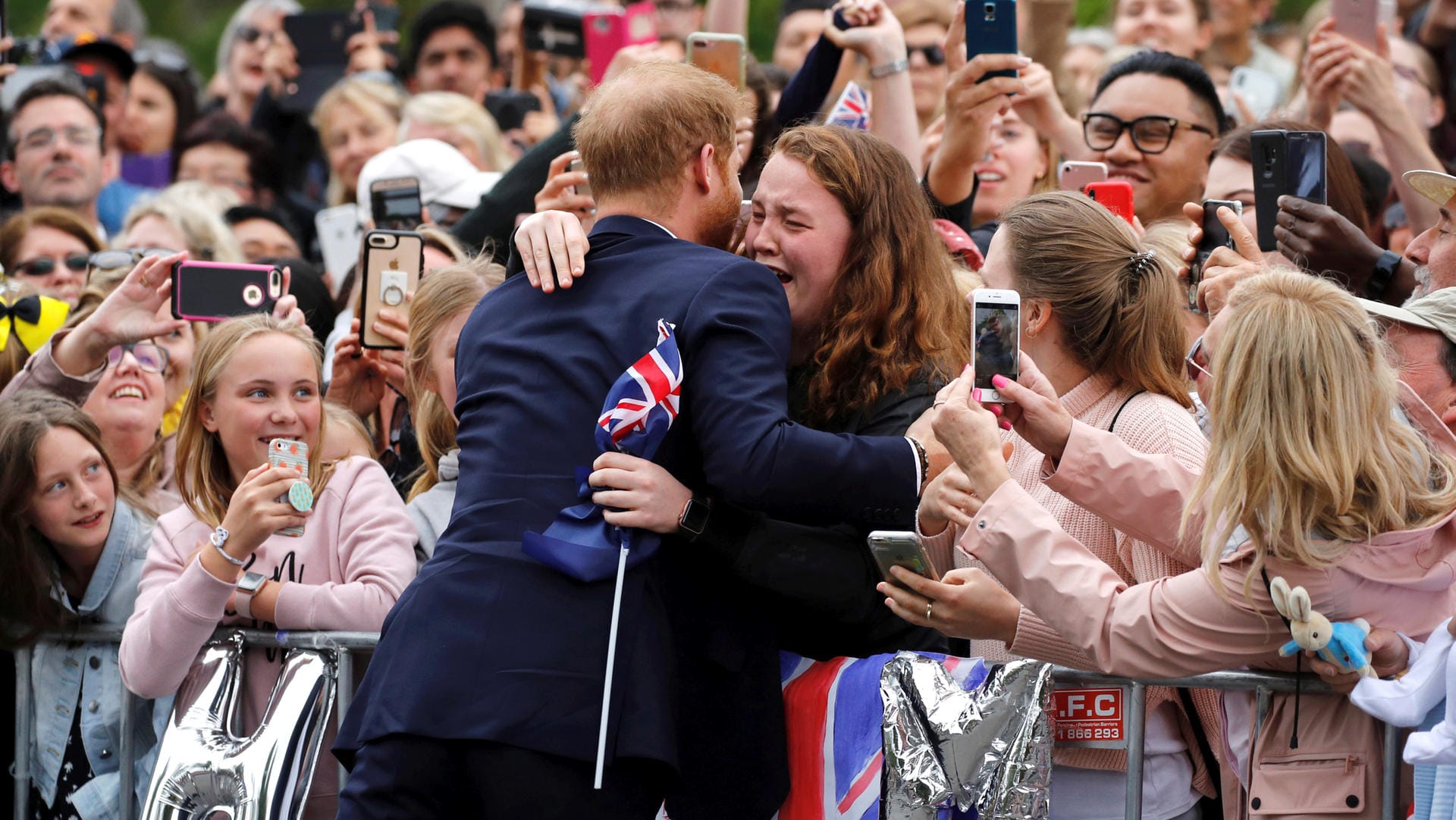 Prinz Harry umarmt Royals-Fan India Brown: Die 19-Jährige bricht vor Freude in Tränen aus, als sie Prinz Harry umarmen darf.