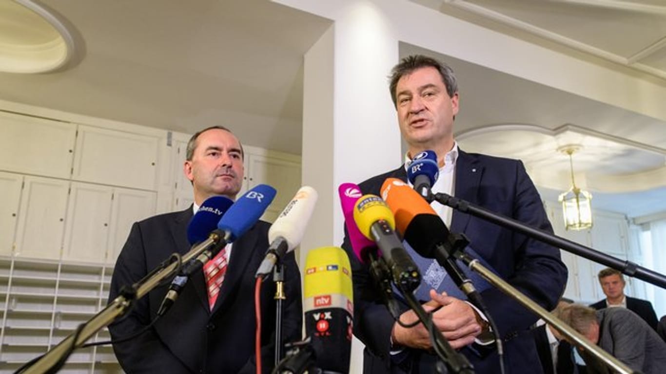 Hubert Aiwanger (l), Landesvorsitzender der Freien Wähler, und Markus Söder nach den Sondierungsgesprächen am Mittwoch.