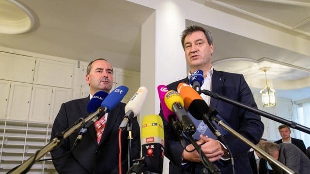 Hubert Aiwanger (l), Landesvorsitzender der Freien Wähler, und Markus Söder nach den Sondierungsgesprächen am Mittwoch. Hubert Aiwanger (l), Landesvorsitzender der Freien Wähler, und Markus Söder nach den Sondierungsgesprächen am Mittwoch.
