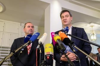 Hubert Aiwanger (l), Landesvorsitzender der Freien Wähler, und Markus Söder nach den Sondierungsgesprächen am Mittwoch.