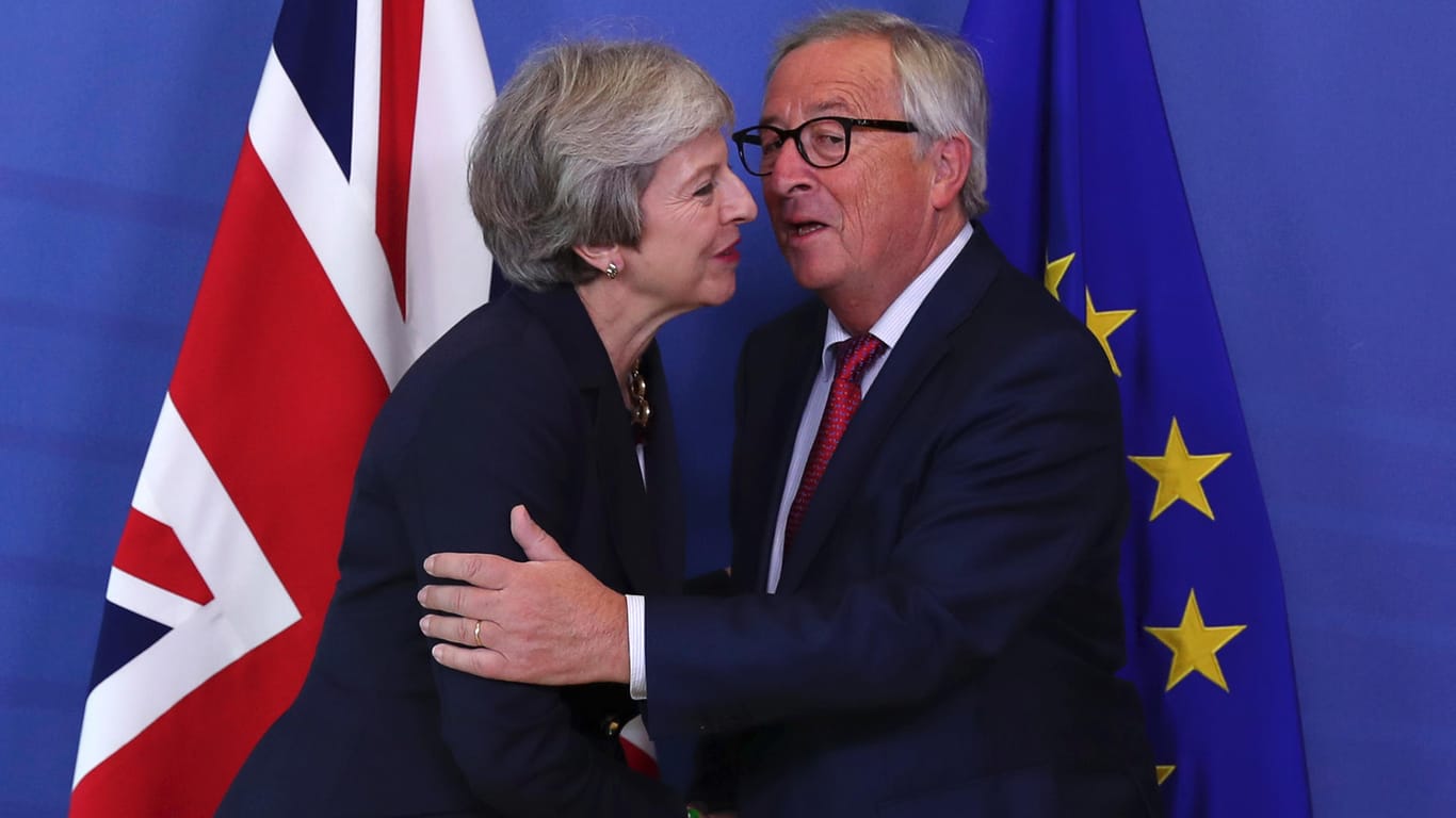 Theresa May (l), Premierministerin von Großbritannien, umarmt Jean-Claude Juncker, den Präsidenten der Europäischen Kommission am Mittwoch. Eine Einigung bei den Brexit-Verhandlungen lässt auf sich warten.