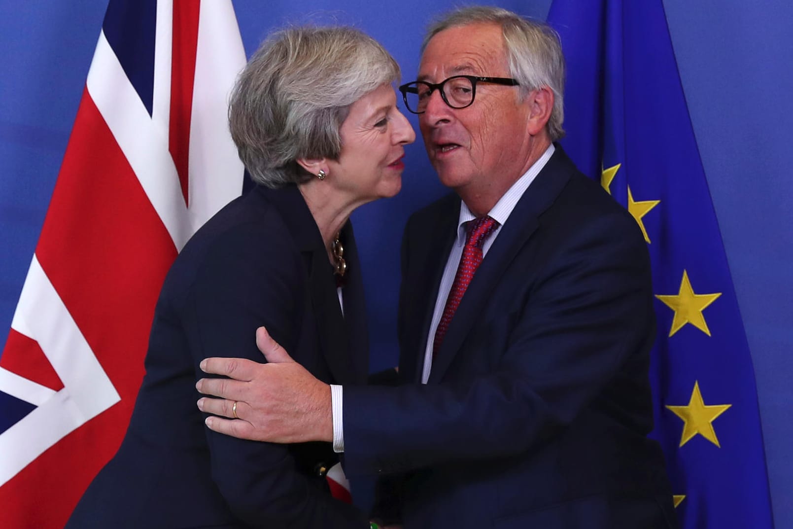 Theresa May (l), Premierministerin von Großbritannien, umarmt Jean-Claude Juncker, den Präsidenten der Europäischen Kommission am Mittwoch. Eine Einigung bei den Brexit-Verhandlungen lässt auf sich warten.