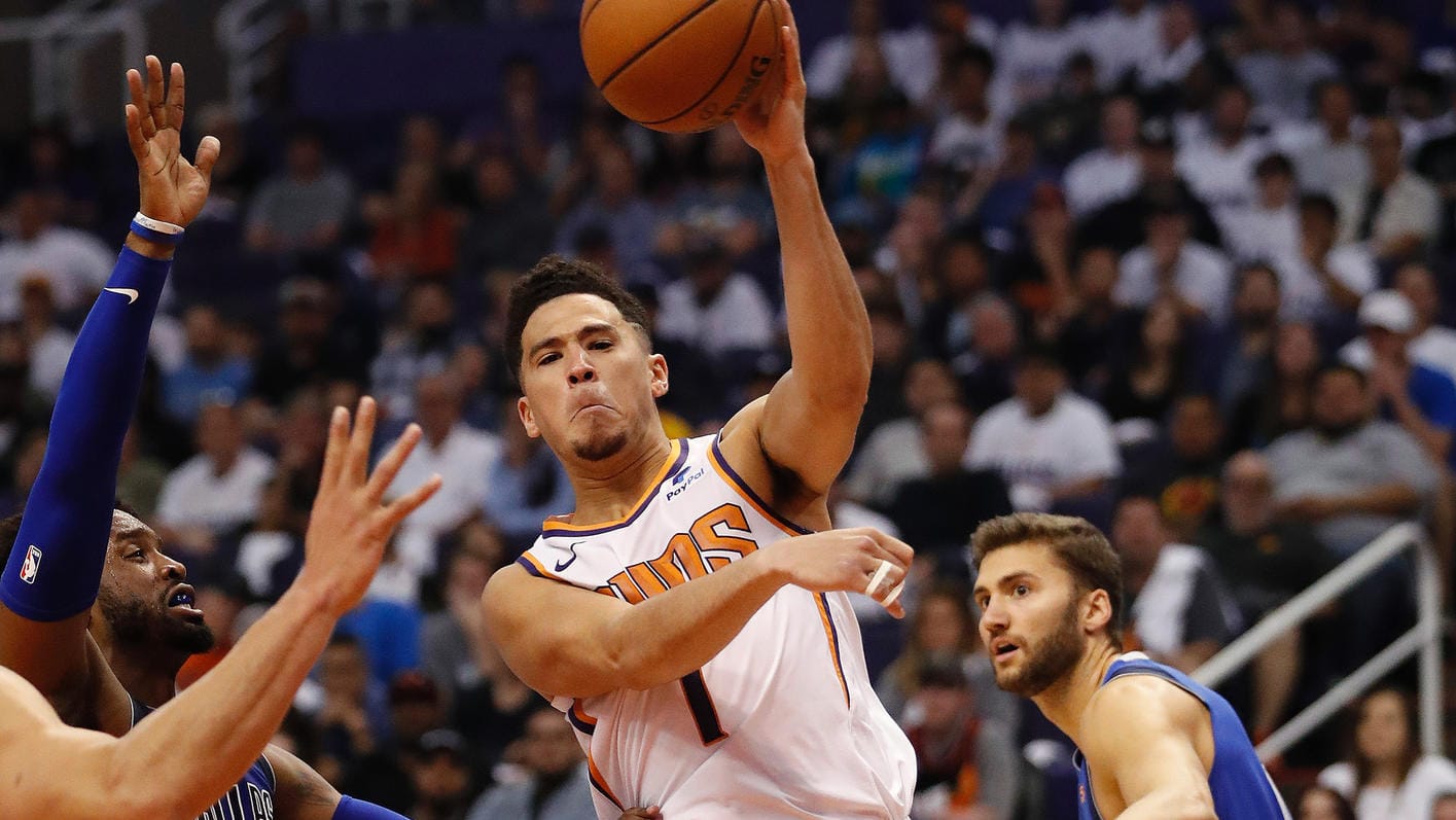 Starke Vorstellung: Phoenix-Star Devin Booker (M.) gegen die Mavericks.