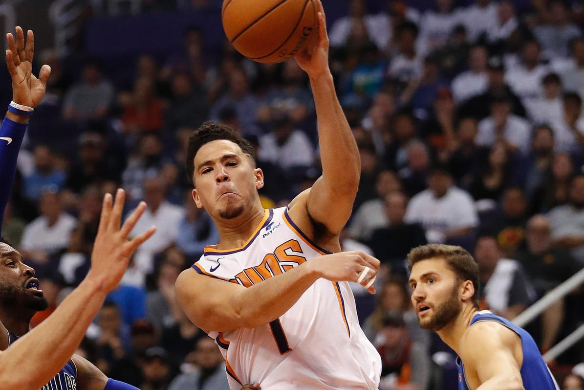 Starke Vorstellung: Phoenix-Star Devin Booker (M.) gegen die Mavericks.