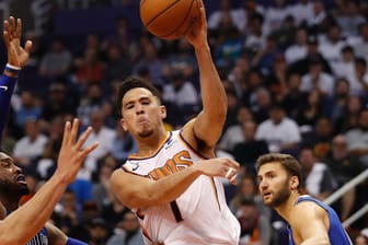 Starke Vorstellung: Phoenix-Star Devin Booker (M.) gegen die Mavericks.