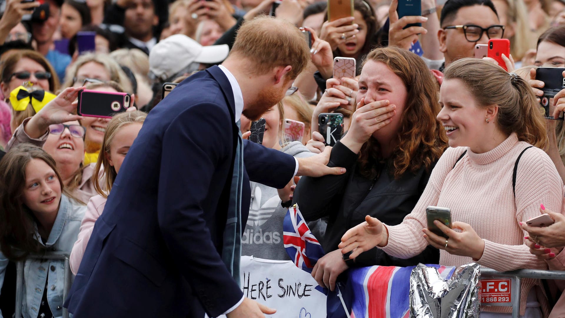 Prinz Harry lässt australische Teenie-Herzen höher schlagen: Die 19-Jährige India Brown kann ihr Glück kaum fassen und bricht in Freudentränen aus.