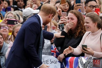 Prinz Harry lässt australische Teenie-Herzen höher schlagen: Die 19-Jährige India Brown kann ihr Glück kaum fassen und bricht in Freudentränen aus.