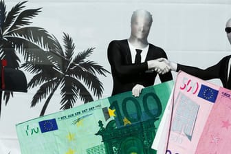 Aktivisten bei einer Demo vor einer Bank: Steuertricks sollen europäische Staaten ein Vermögen gekostet haben. Das Ausmaß ist gewaltig.