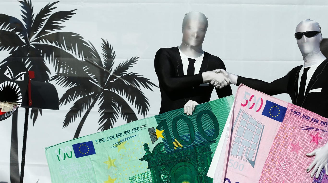 Aktivisten bei einer Demo vor einer Bank: Steuertricks sollen europäische Staaten ein Vermögen gekostet haben. Das Ausmaß ist gewaltig.