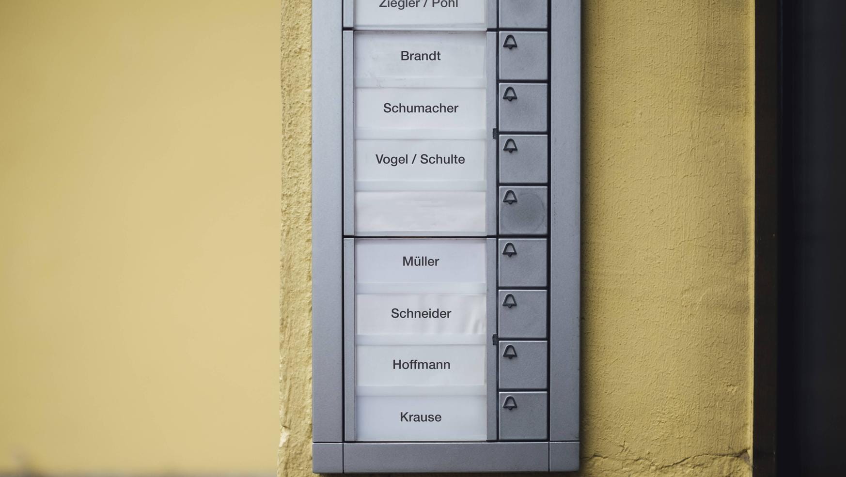 Klingelschild mit Namen: Meier, Müller, Schulze - ein Verstoß gegen den Datenschutz?