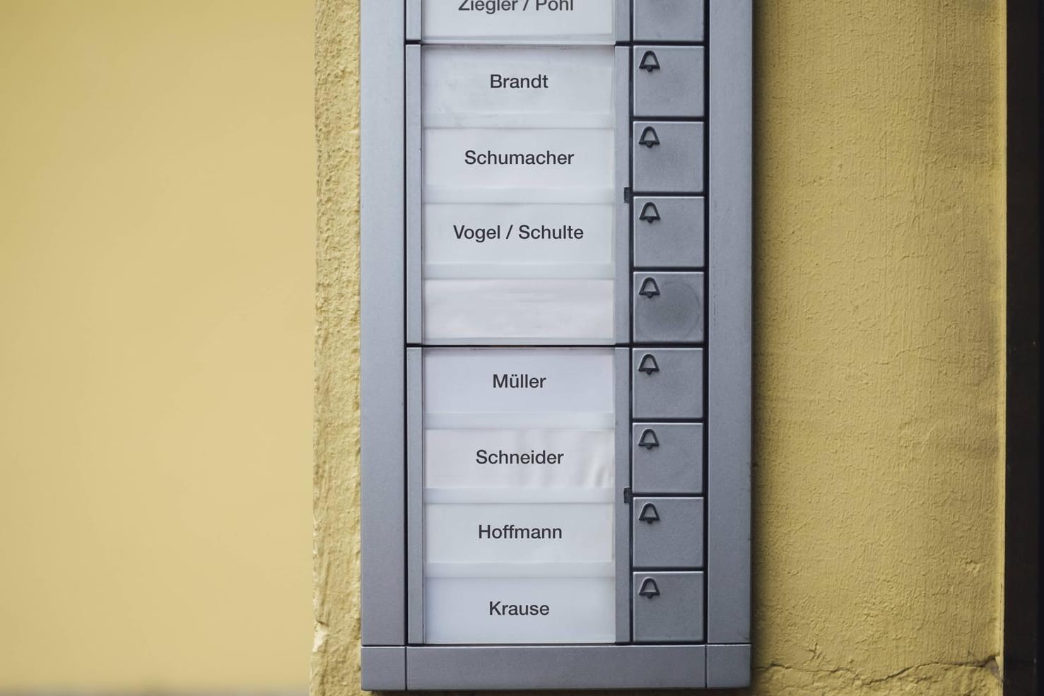 Klingelschild mit Namen: Meier, Müller, Schulze - ein Verstoß gegen den Datenschutz?
