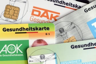 Krankenversicherungskarten: Mehr als 56 Millionen Menschen in Deutschland sind gesetzlich versichert.