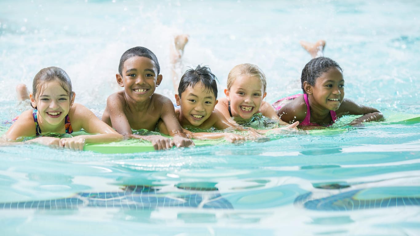 Kinder im Schwimmbad: Adidas ruft derzeit Badeanzüge und Badehosen einer bestimmten Serie zurück.