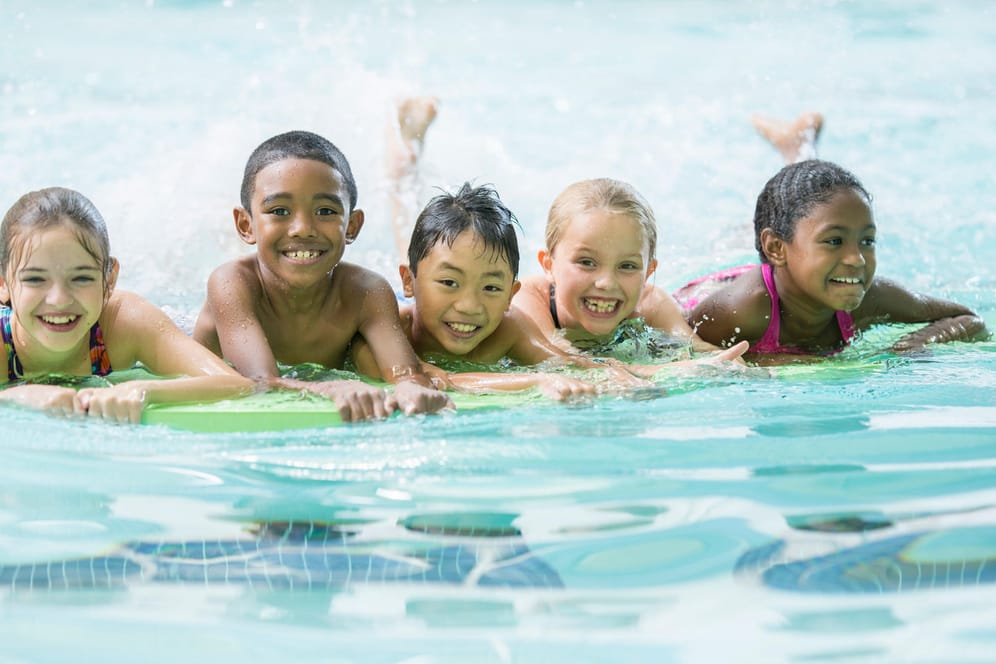 Kinder im Schwimmbad: Adidas ruft derzeit Badeanzüge und Badehosen einer bestimmten Serie zurück.
