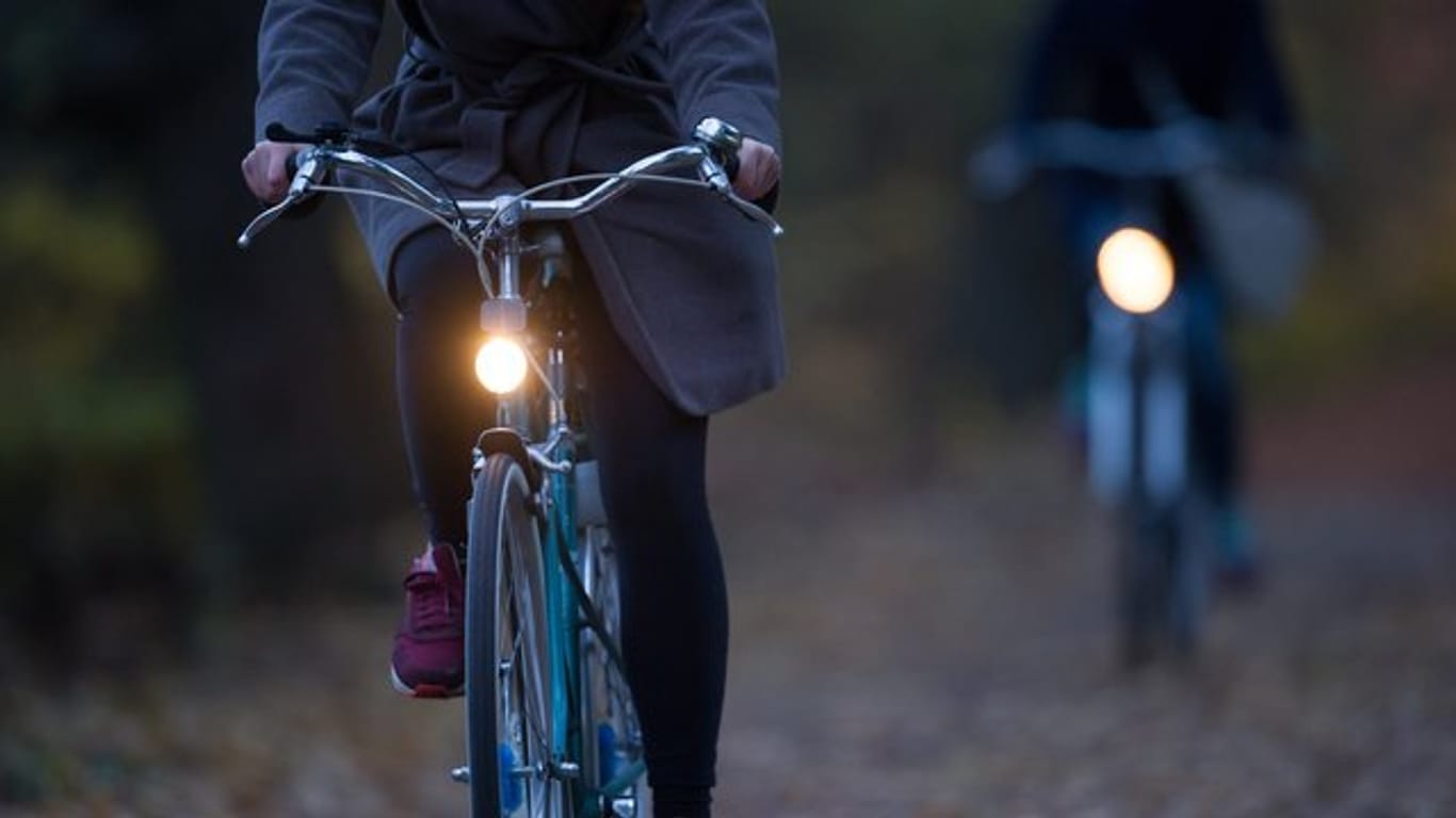 Mit dem Herbst kommt die Dunkelheit: Wer keine Lichtanlage am Rad hat, sollte nachrüsten - oder sich Akku-Leuchten besorgen.