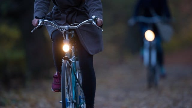 Mit dem Herbst kommt die Dunkelheit: Wer keine Lichtanlage am Rad hat, sollte nachrüsten - oder sich Akku-Leuchten besorgen. Mit dem Herbst kommt die Dunkelheit: Wer keine Lichtanlage am Rad hat, sollte nachrüsten - oder sich Akku-Leuchten besorgen.