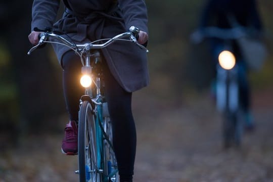 Mit dem Herbst kommt die Dunkelheit: Wer keine Lichtanlage am Rad hat, sollte nachrüsten - oder sich Akku-Leuchten besorgen.