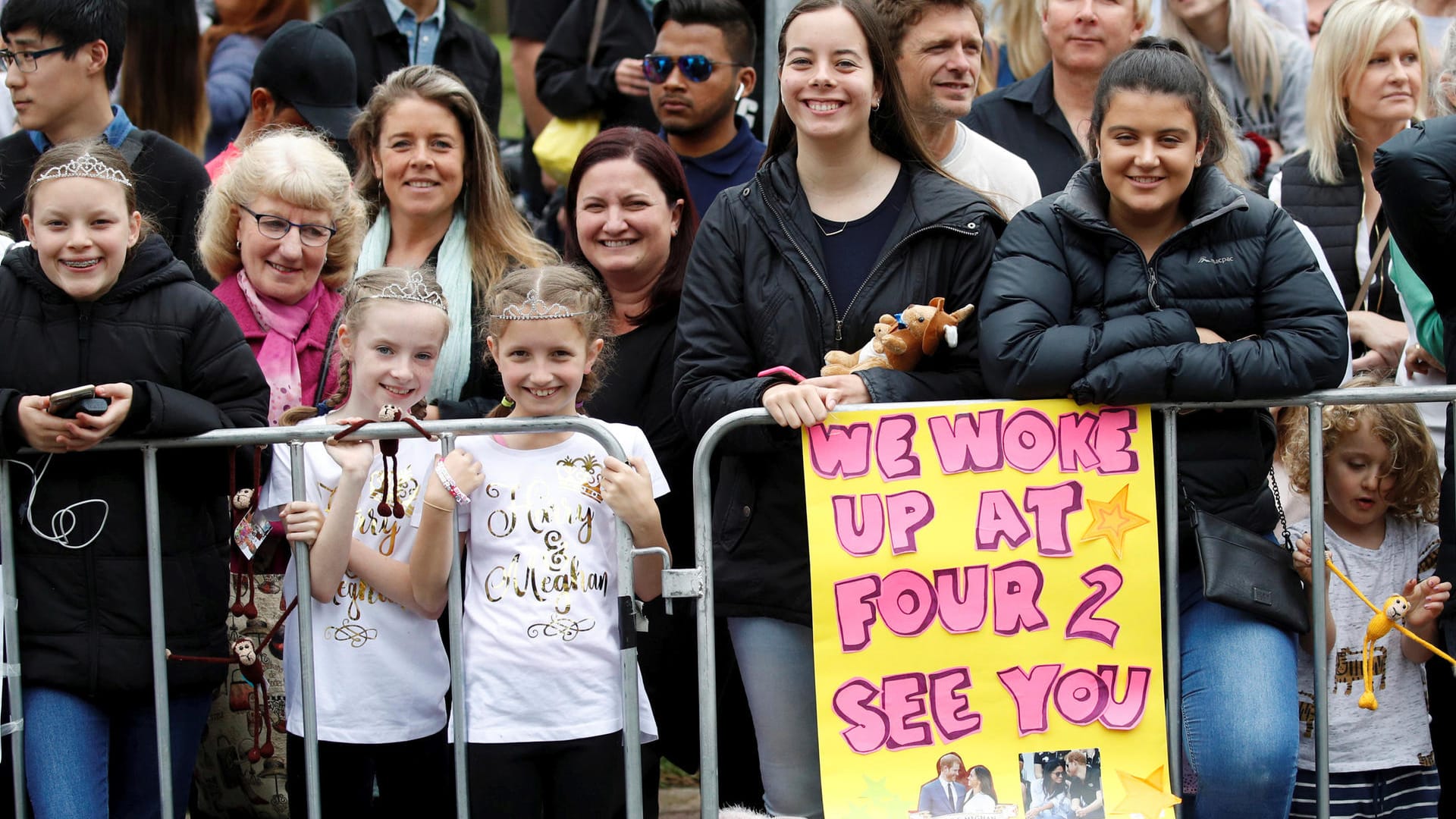 Royal-Fans in Melbourne: Trotz des schlechten Wetters warteten viele der Menschen stundenlang, um einen Blick auf Harry und Meghan zu erhaschen.