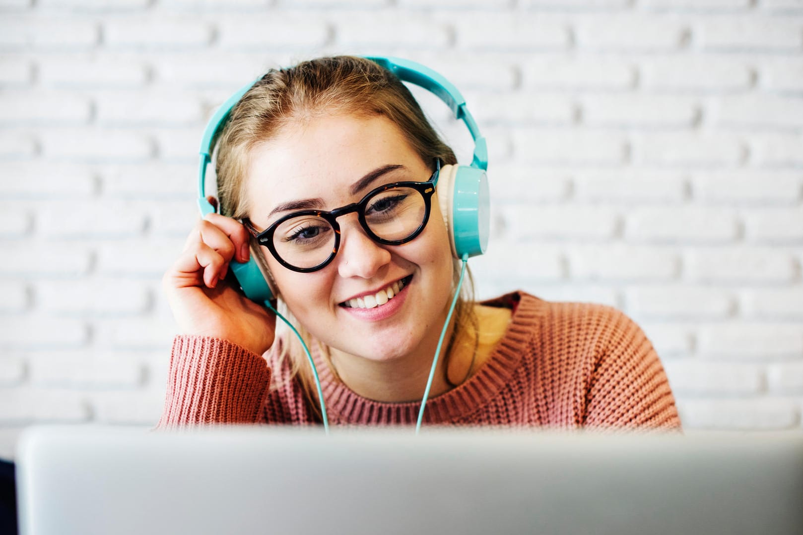 Eine Frau hört Musik am Computer: Die Software "Winamp" soll 2019 in einer neuen Version erscheinen.