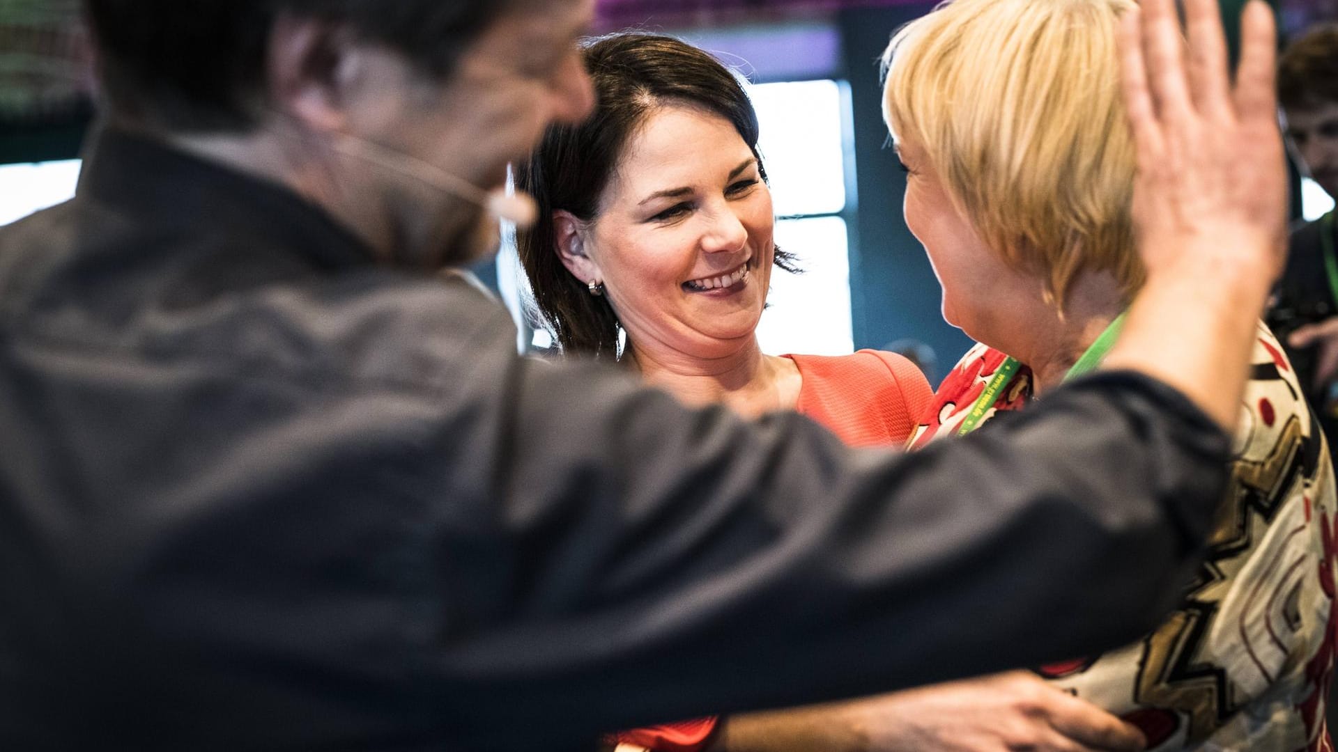 Die Führungsspitze der Grünen mit Robert Habeck (l.) und Annalena Baerbock (M.): Nach der erfolgreichen Wahl in Bayern kann die Partei auch in Hessen zulegen.