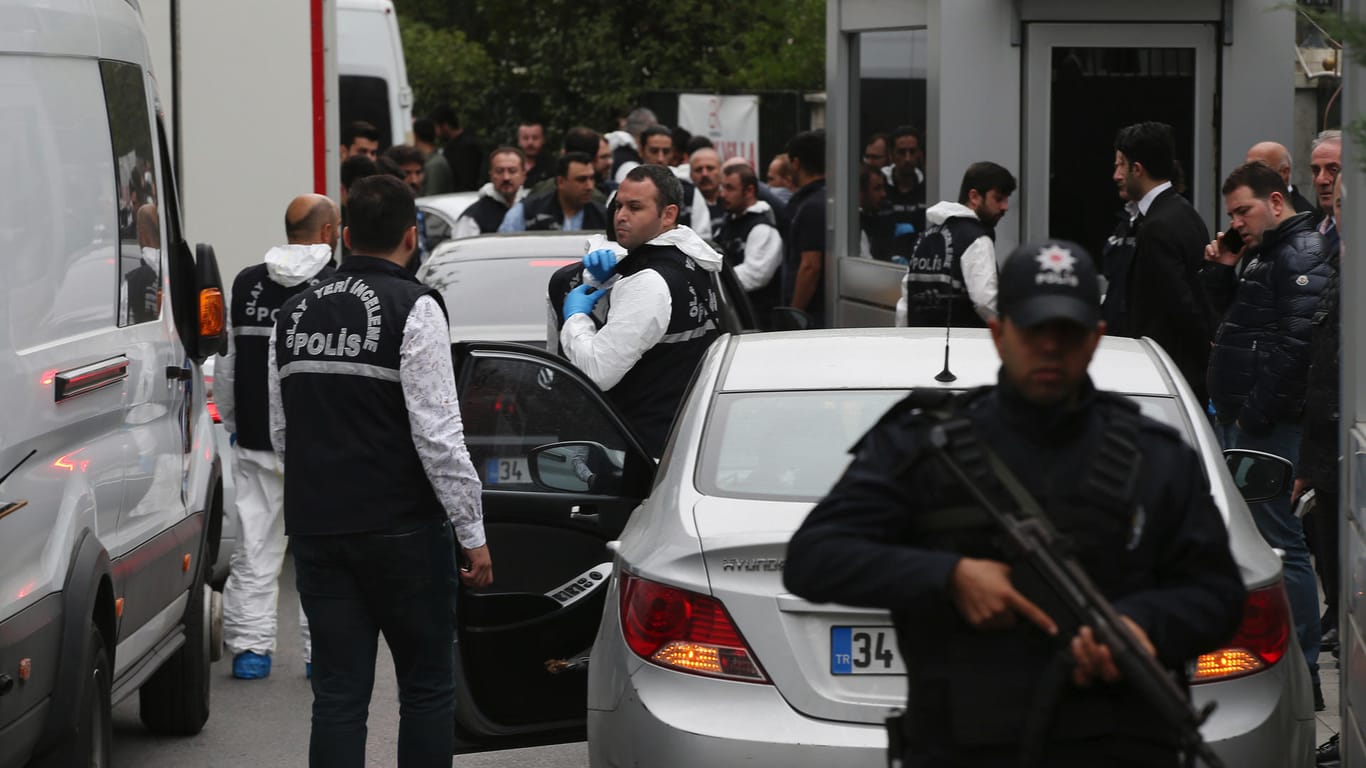 Türkische Polizisten vor der Residenz des saudischen Generalkonsuls in Istanbul: Im Konsulat Saudi-Arabiens soll der Journalist Jamal Khashoggi ermordet worden sein.