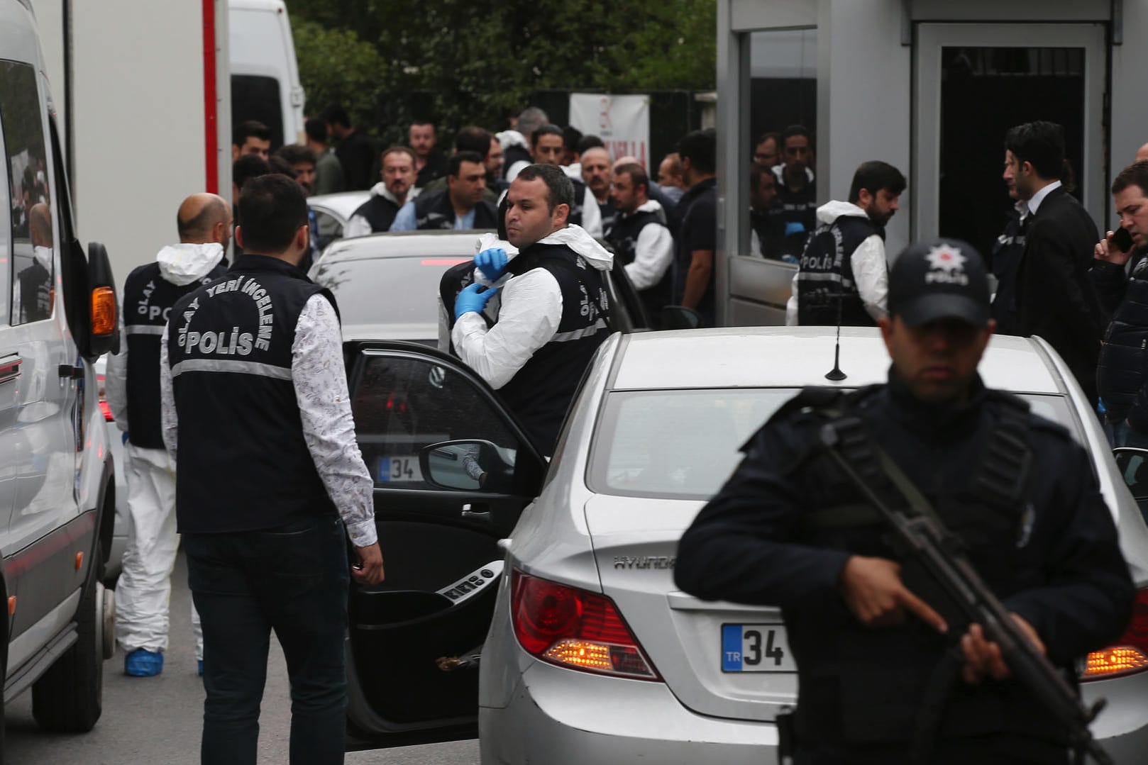 Türkische Polizisten vor der Residenz des saudischen Generalkonsuls in Istanbul: Im Konsulat Saudi-Arabiens soll der Journalist Jamal Khashoggi ermordet worden sein.