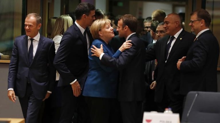 Emmanuel Macron begrüßt Angela Merkel beim EU-Gipfel in Brüssel.