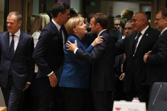 Emmanuel Macron begrüßt Angela Merkel beim EU-Gipfel in Brüssel.