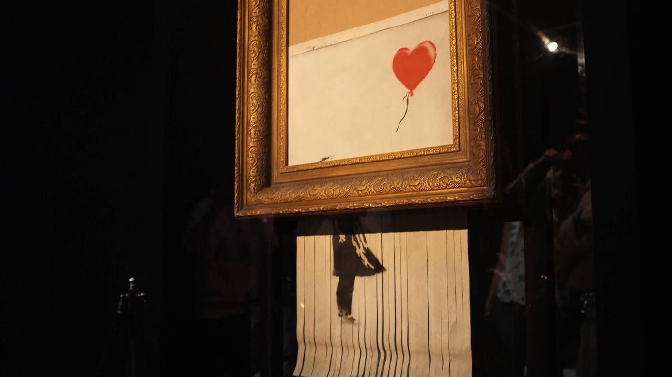 Das geschredderte Banksy-Werk "Girl with a Balloon" trägt nach der Aktion den Namen "Love in the Bin"