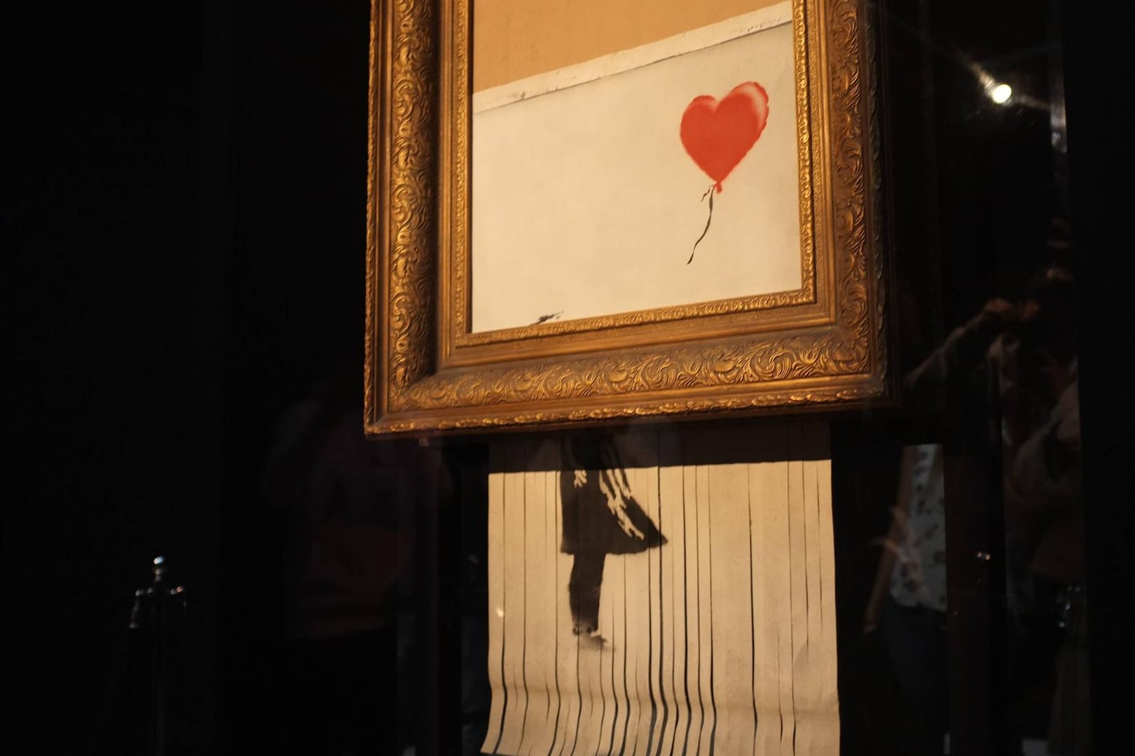 Das geschredderte Banksy-Werk "Girl with a Balloon" trägt nach der Aktion den Namen "Love in the Bin"