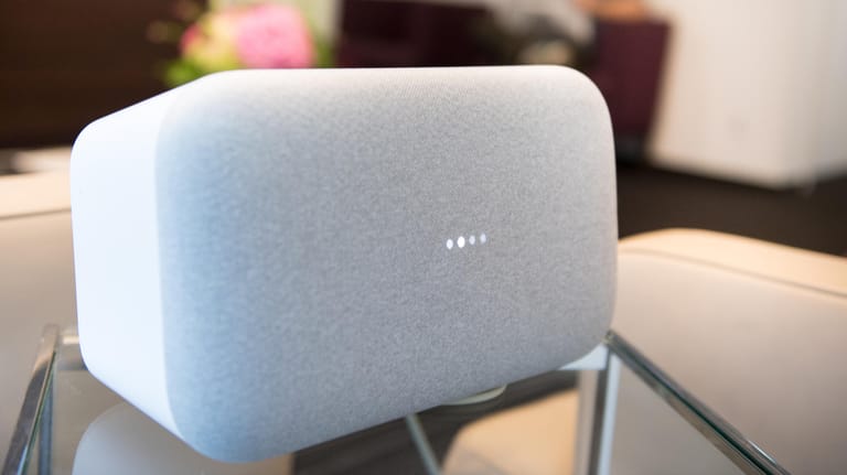 Google Home Max: Der "unsichtbare" Schieberegler, über den sich die Lautstärke kontrollieren lässt, fügt sich zwar schick in das Design des Smart Speakers ein. Für die Bedienung ist das Touchpanel aber unpraktisch.