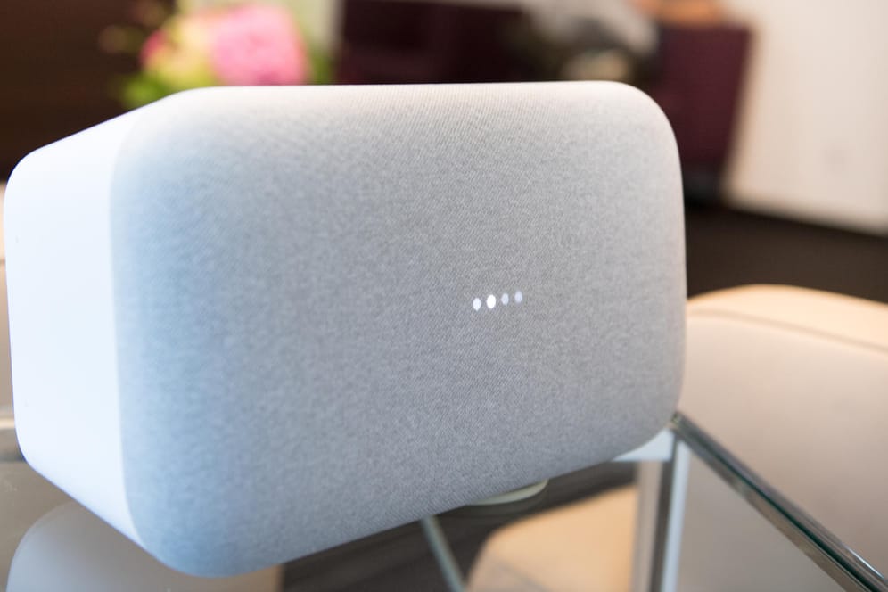 Google Home Max: Der "unsichtbare" Schieberegler, über den sich die Lautstärke kontrollieren lässt, fügt sich zwar schick in das Design des Smart Speakers ein. Für die Bedienung ist das Touchpanel aber unpraktisch.