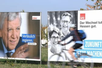 Wahlplakate der beiden Spitzenkandidaten Volker Bouffier (CDU, l.