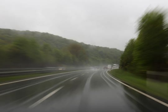 Wer lange fährt, kennt das Gefühl schwindender Konzentration.