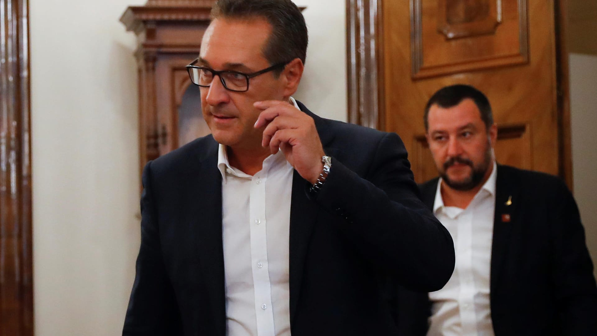 Österreichs Vize-Kanzler Strache und Italiens Innenminister Salvini: Über Grenzen und Pässe geraten die beiden rechten Regierungen in Streit.