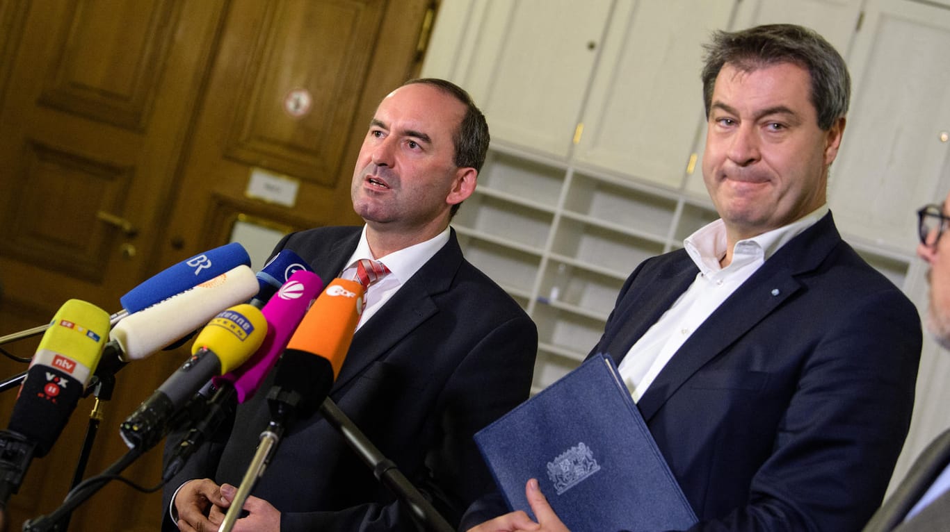 Hubert Aiwanger, Chef der Freien Wähler und Ministerpräsident Markus Söder nach ersten Sondierungsgesprächen: Söders CSU will mit den Freien Wählern über eine Koalition verhandeln.